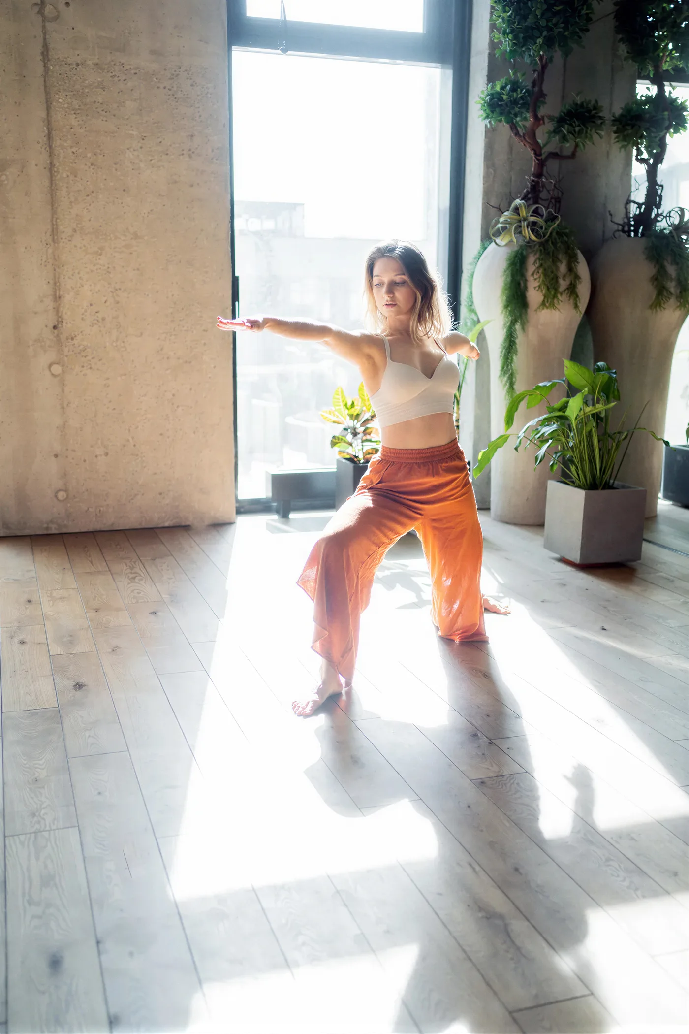 Una persona practica movimiento en un estudio luminoso